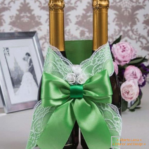 Декор боца шампањца са властитим рукама са сатенским тракама