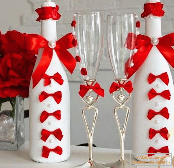 Декор боца шампањца за венчање са тракама и перлама