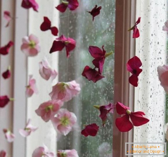Декорација прозора са вештачким цвећем