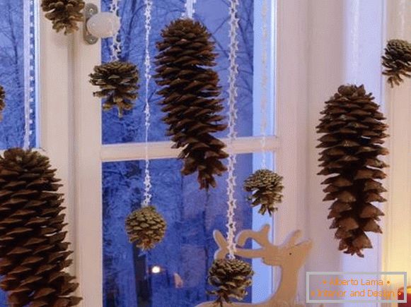 Божићна декорација прозора у унутрашњости - фотографија са природним материјалима