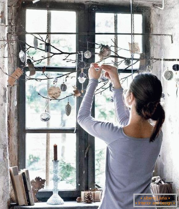 Како украсити прозор за Нову годину - необичне идеје са огранцима