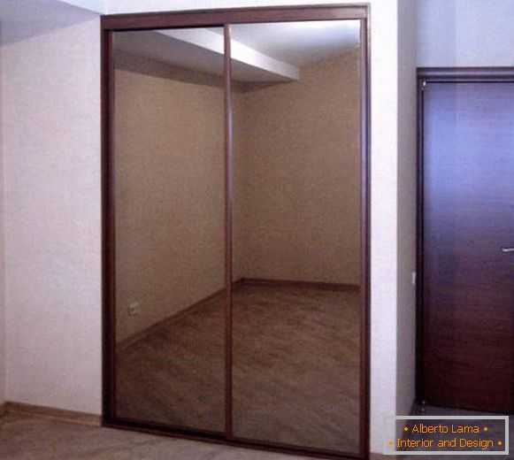 Уграђен гардеробер са два огледала врата