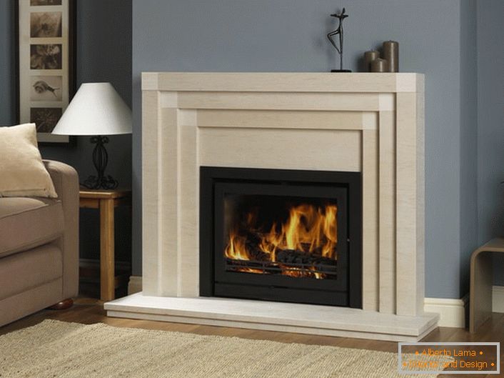 У дневној соби камин са имитацијом пламена обавља не само декоративну функцију. У хладној сезони загрева просторију.