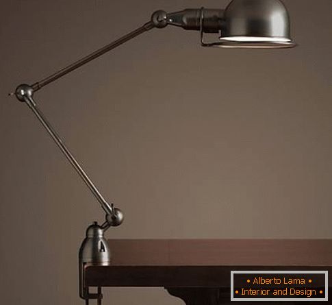 Столна лампа која се прикачује на сто