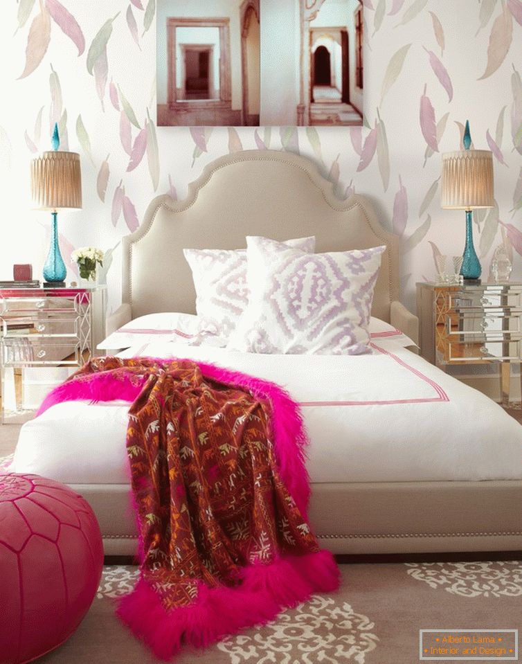 Мали Бохо стил у спаваћој соби са перо позадином