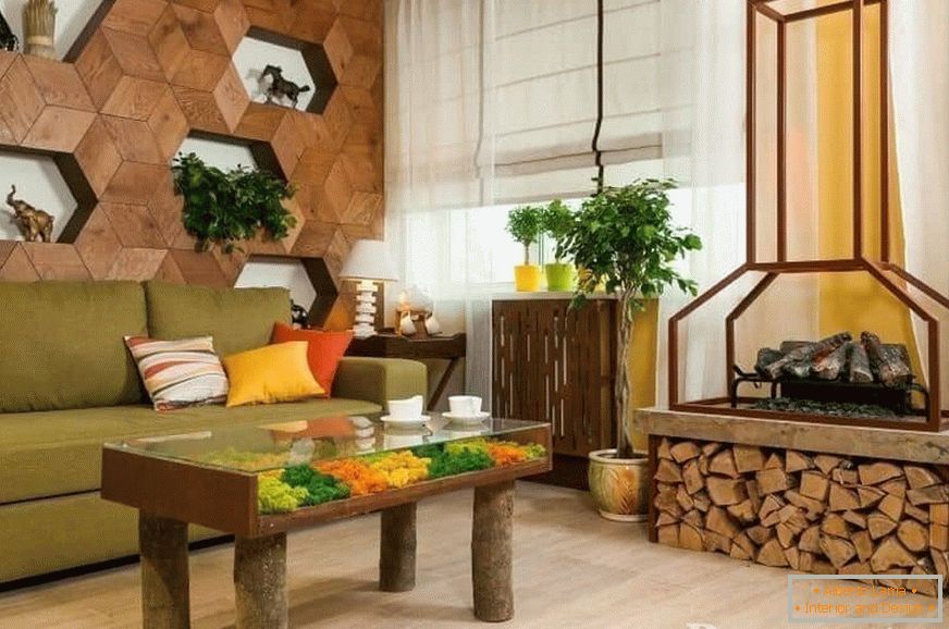 Дневна соба у еколошком стилу са камином и дровнитсеиом