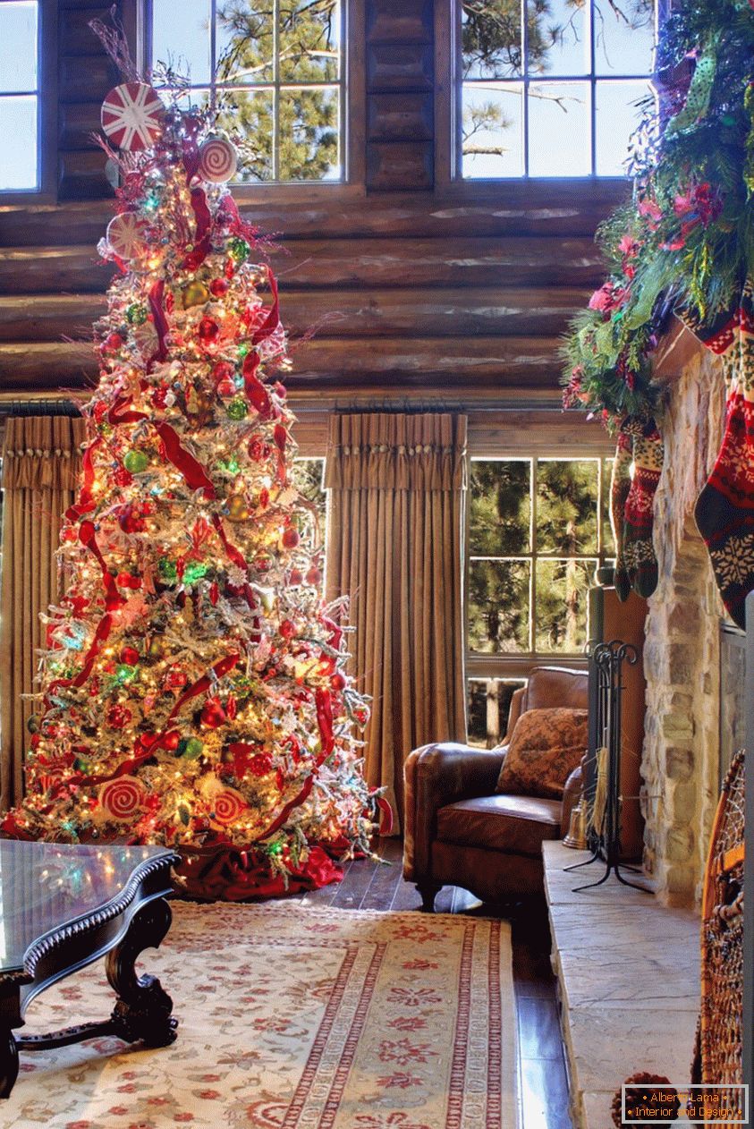 Велико божићно дрво украшено стакленим играчкама