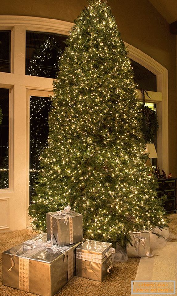 Необично украшавање огромног божићног дрвета са венцем