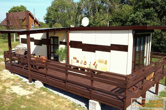 Необична модуларна кућа изван града је погодна за одмор у лето и зими.