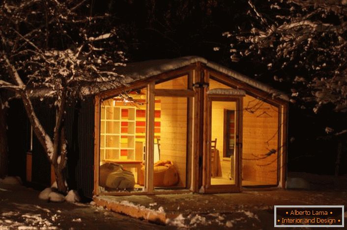 Прекрасна кућа на снежној ивици шуме. Предност модуларног дома је његова практичност и функционалност.