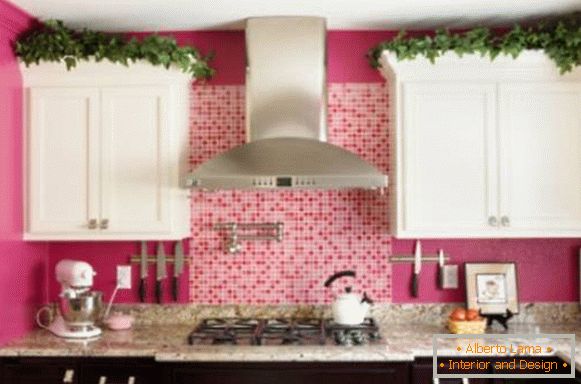 Розни зидови и црно-бело намештај у кухињи