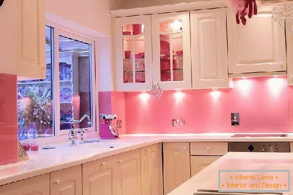 Кухиња са светлом ружичастим зидовима