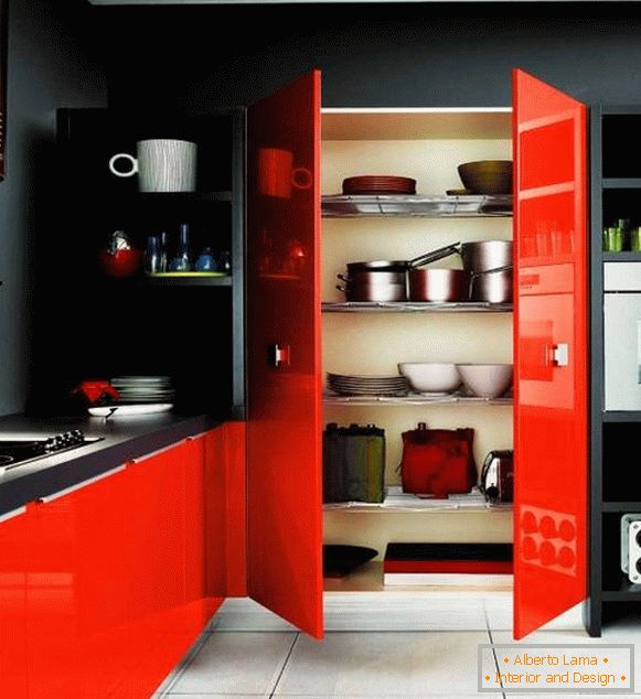Црни зидови и црвени намештај у дизајну кухиње