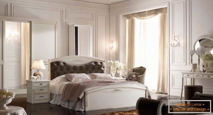 За декорацију спаваће собе у стилу Арт Децо коришћен је модуларни намештај. Кревет са меканом главом је у центру композиције.