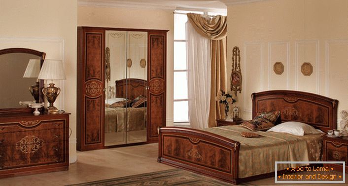 Модуларни намештај за класичну спаваћу собу је упарен како је могуће исправно. 