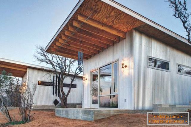 Мала јефтина дрвена кућа у САД