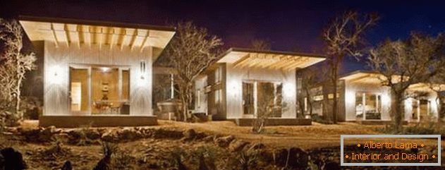 Мала јефтина дрвена кућа у САД: ночью