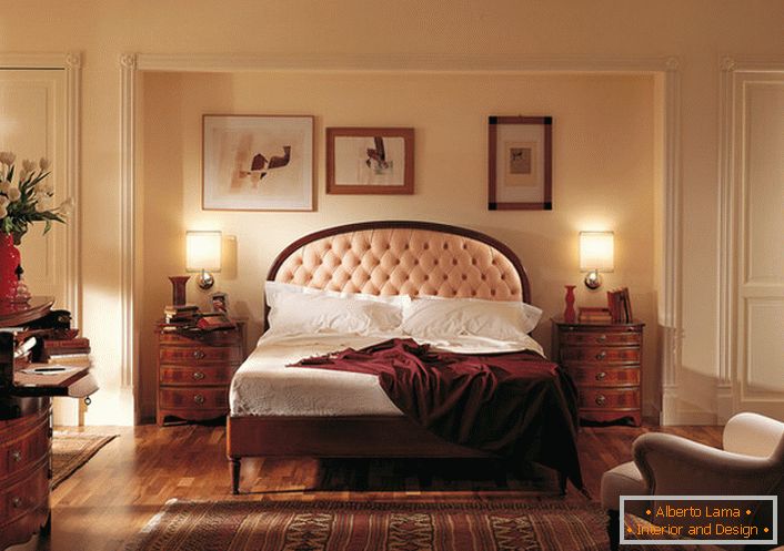 Племенити енглески стил у спаваћој соби је атрактиван и скроман. Центар пажње је кревет на високој плочи, који је обложен меканом светлу беж тканином.