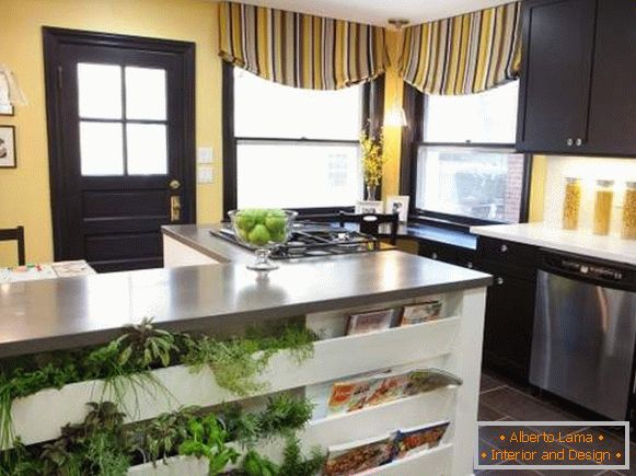 Модеран дизајн завеса за кухињу у жутој и смеђој боји