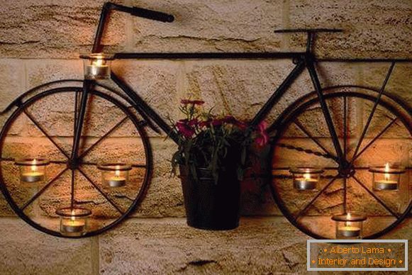 Креативни ковани свијећњак Бицикл - фотографија на зиду