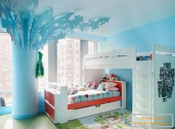 Двоспратни кревет и дрво у соби за дјевојчице