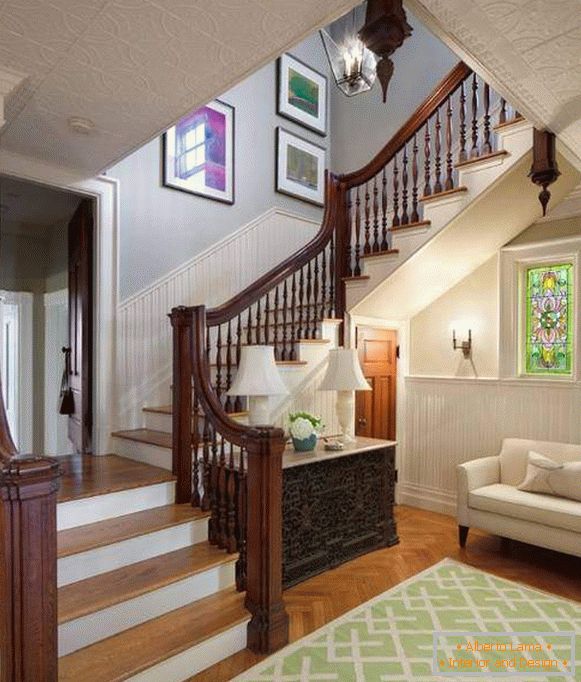Завршна степеница у кући - фотографија са дрвеним рукохватима