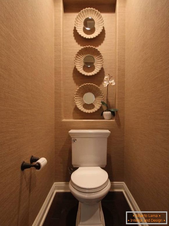 Тоалет са нишом за декорацију