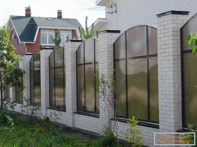 фото ограда за приватну кућу од поликарбоната