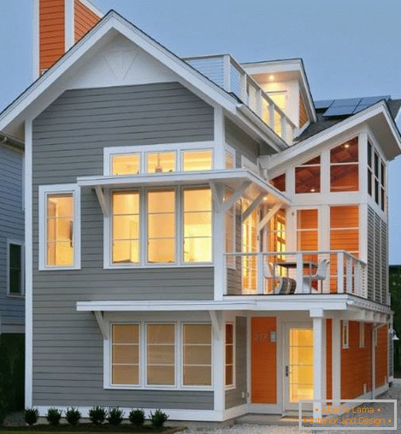 Модерна фасада приватне куће у сивој и наранџастој боји