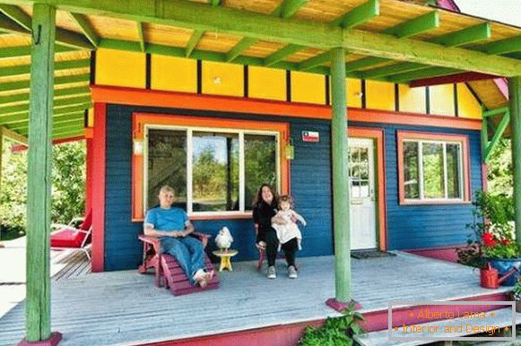 Најневероватнија боја фасаде куће на фотографији
