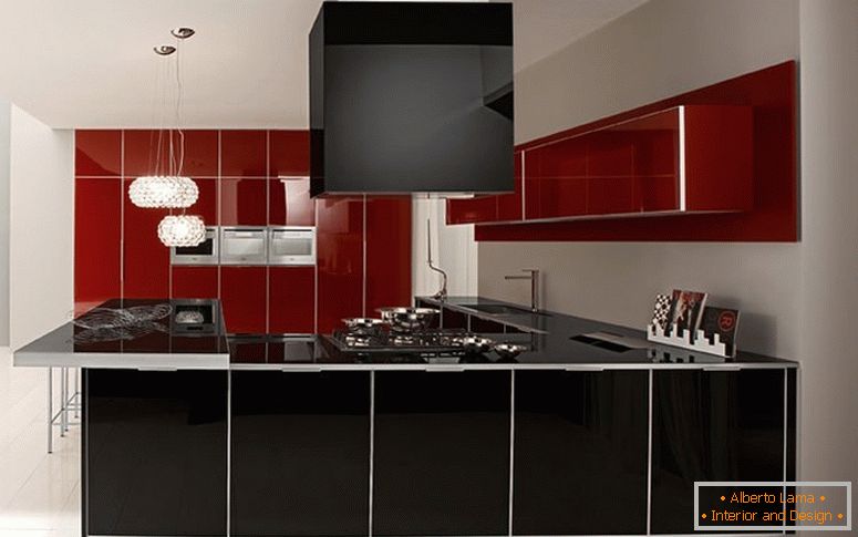 Комбинација црног, белог и црвеног цвећа у кухињи