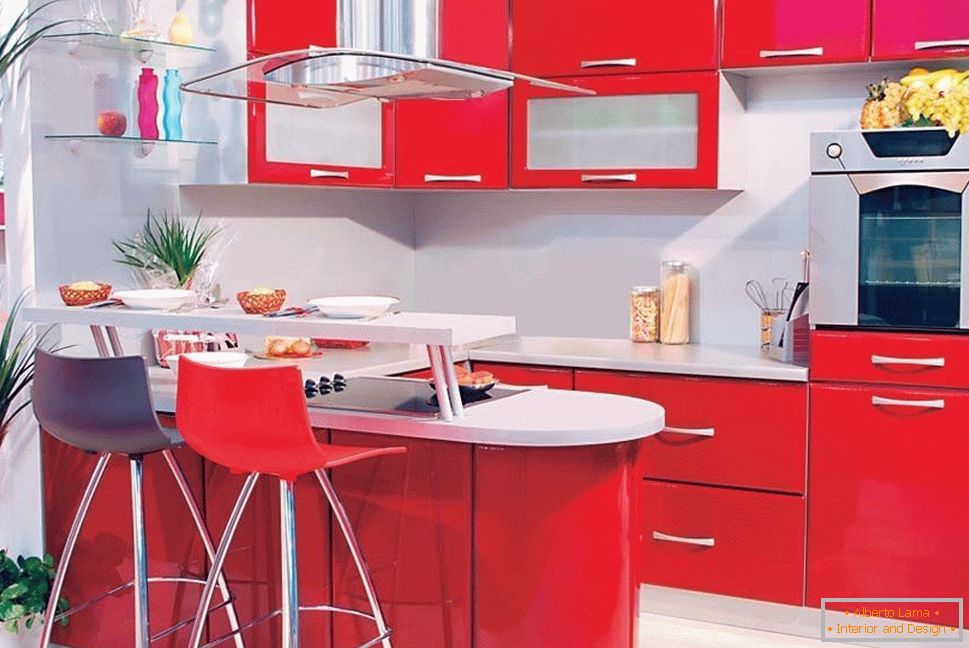 Црвени намештај у кухињи