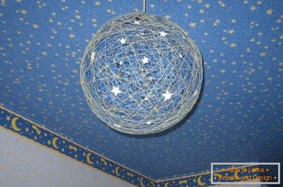 Идеје за украшавање куће сопственим рукама - кугла нити као лампа