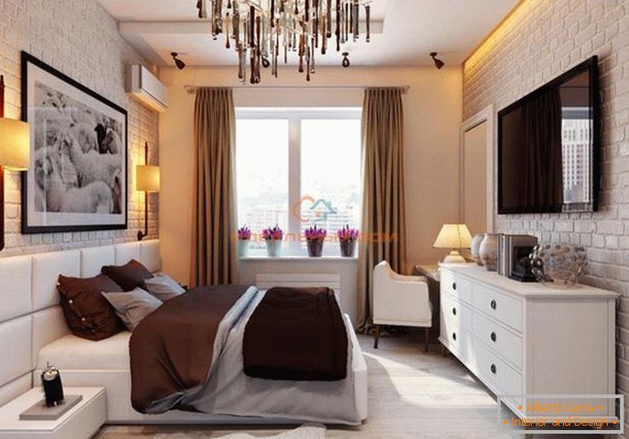 Мала спаваћа соба у стилу поткровља направљена је у светлим бојама. Елегантан, луксузан дизајн у необичном тумачењу.