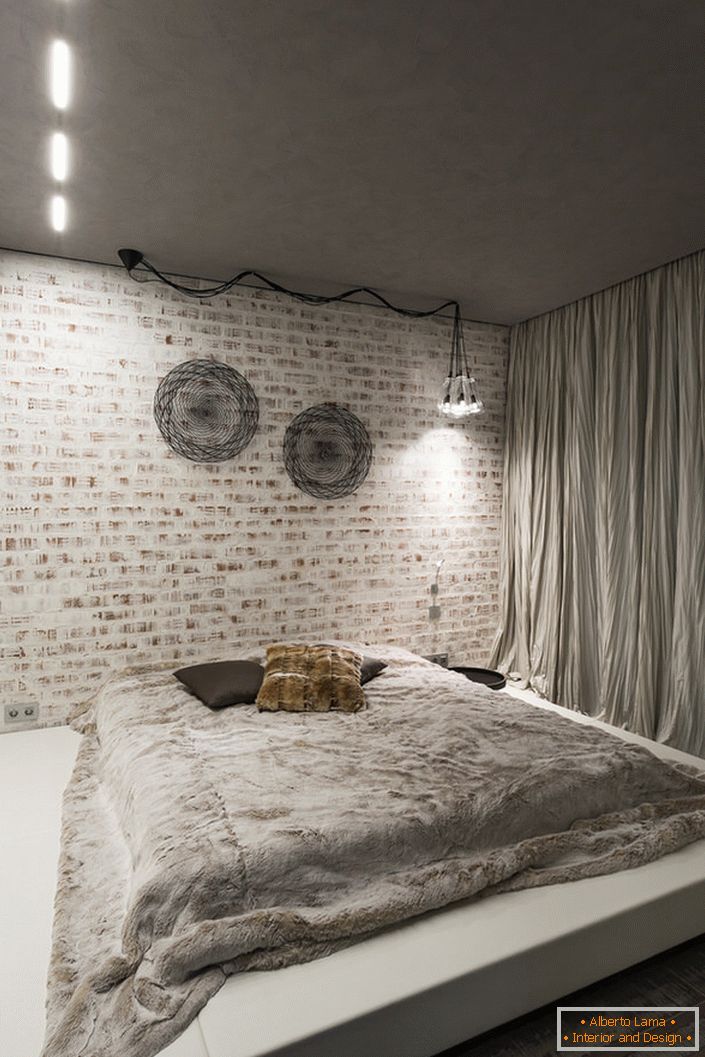 Спаваћа соба у поткровљу треба да садржи у свом унутрашњем делу најмање намештаја. Добар избор за концепт овог стила је велики меки кревет на ниском подијуму.