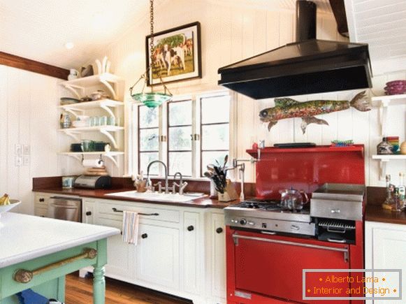 Црвени штедњак у кухињи у стилу Провансе