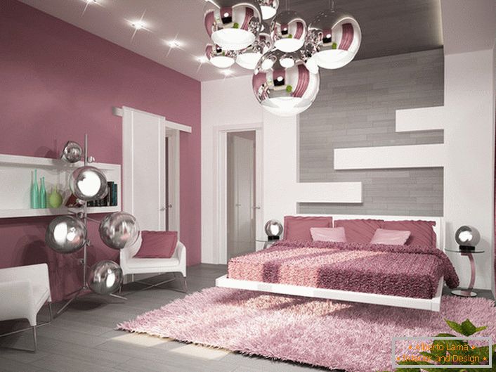 Пример добро изабране расвете за спаваћу собу у стилу високотехнолошких. Плафонски лустер, лампице за ноћење и подна светиљка израђени су у истом стилу.