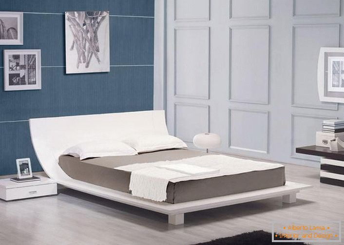 Класичне боје у дизајну спаваће собе у стилу високе технологије. Додајте слике у унутрашњост собе са својим осећајем околине.