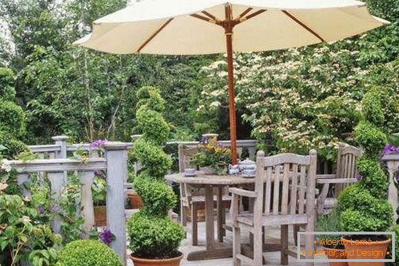Дрвени намештај и ограда у пејзажном дизајну дворишта са властитим рукама