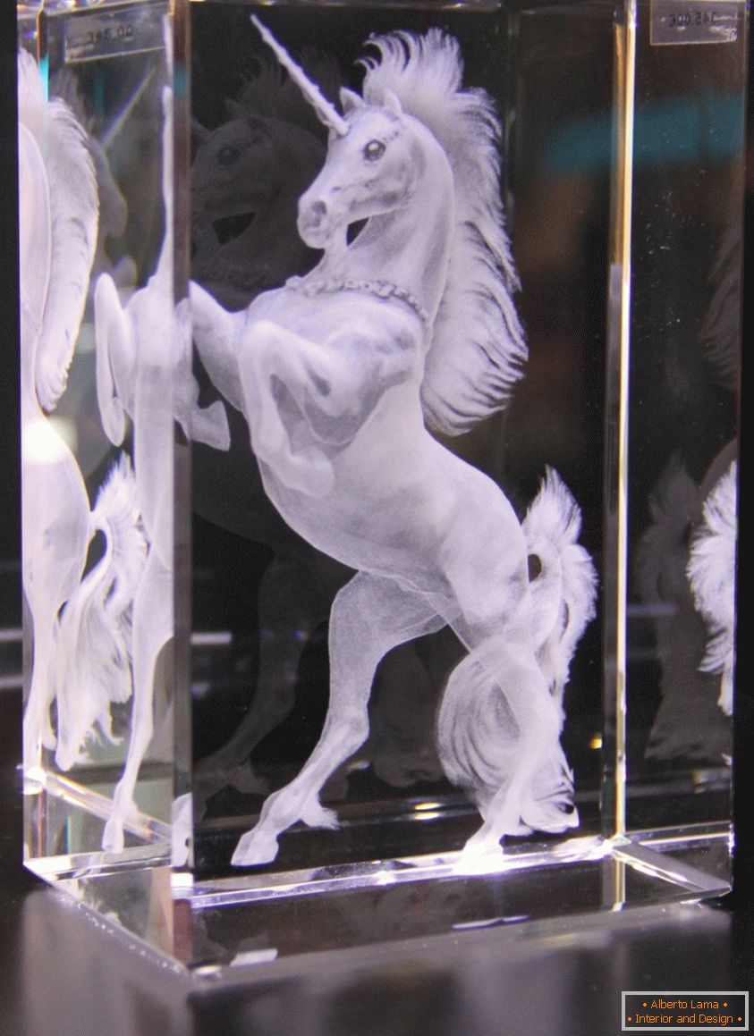 Ласерско 3Д гравирање коња у стаклу