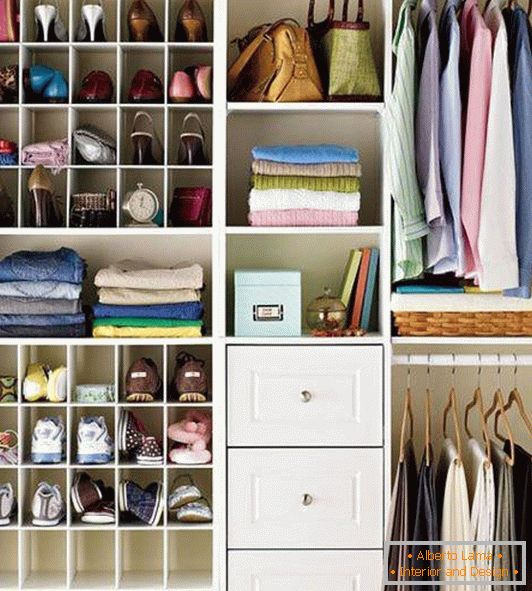 Идеја за чување обуће у гардероби