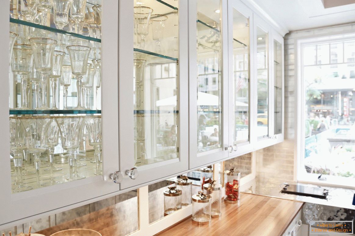 Кухињски сет са стакленим вратима