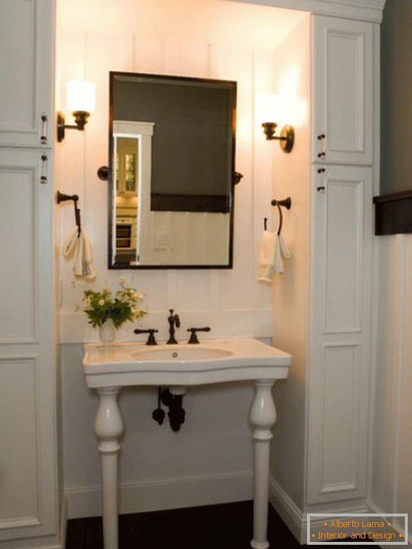 Оперите стол са огледалом и држачима ручника у купатилу