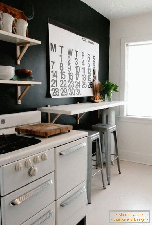 Црни зидови и бели намештај у кухињи