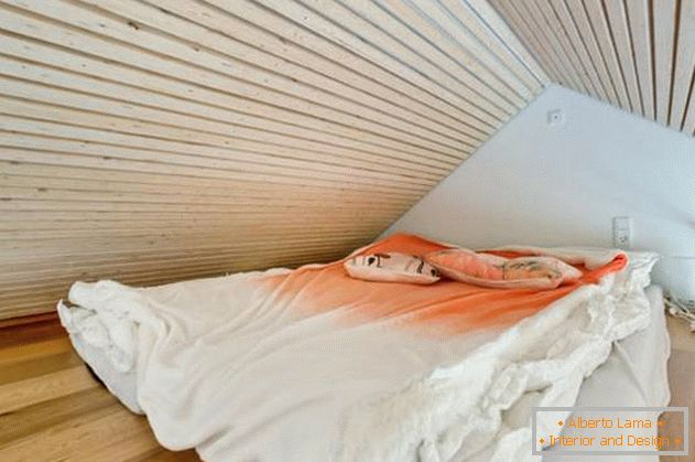 Спаваћа соба испод плафона у малој приватној кући
