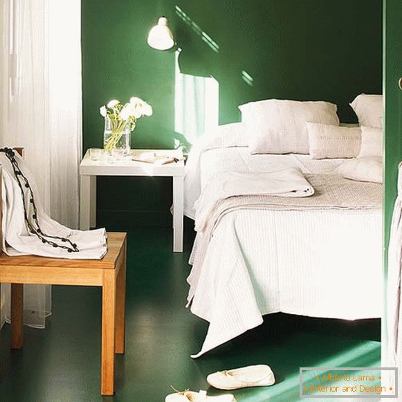 Мала спаваћа соба у бијелој и зеленој боји