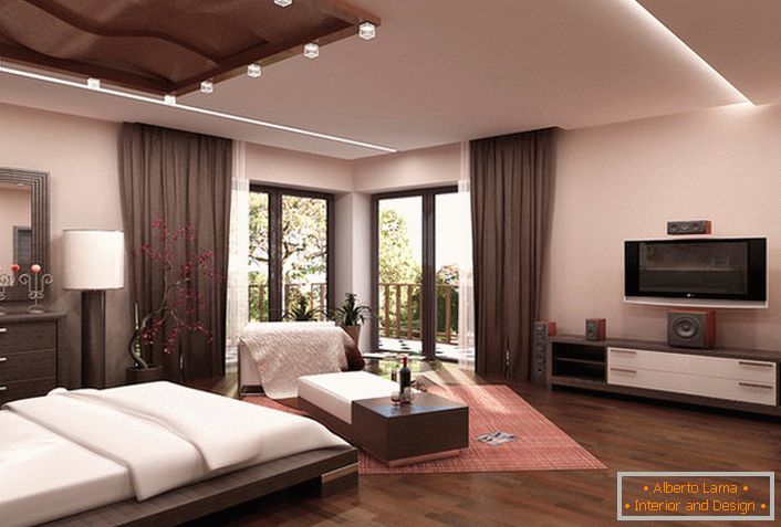 Пространа спаваћа соба у високотехнолошком стилу у беж боје у кући младе породице у Риму.