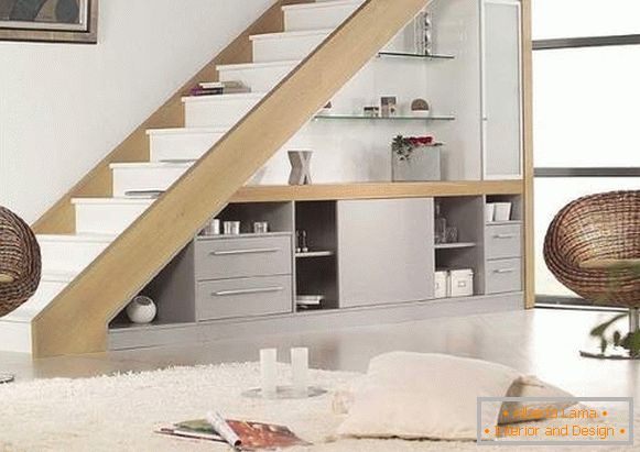 Дизајн степеница у приватној кући - фотографија са уграђеним намештајем