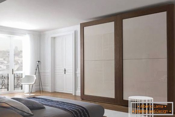 Класична бела врата у унутрашњости апартмана - фото спаваћа соба