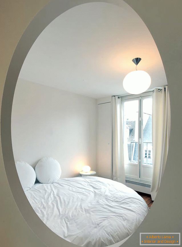 Прозор у спаваћој соби оригиналног студија у Паризу
